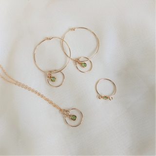 Gem hoops, necklace and ring in gold peridot